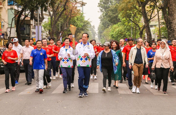 Ngọn đuốc SEA Games 32 diễu hành tại Việt Nam - Ảnh 1.