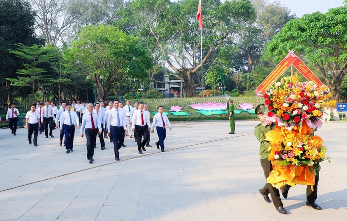 Đoàn đại biểu TP HCM và các tỉnh dâng hương tưởng niệm Chủ tịch Hồ Chí Minh - Ảnh 1.