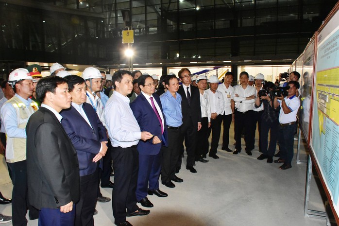 Thủ tướng Phạm Minh Chính kiểm tra tiến độ xây dựng nhà ga sân bay Phú Bài - Ảnh 2.