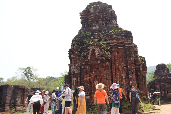 Du lịch Mỹ Sơn bùng nổ, khách đến nườm nượp - Ảnh 11.