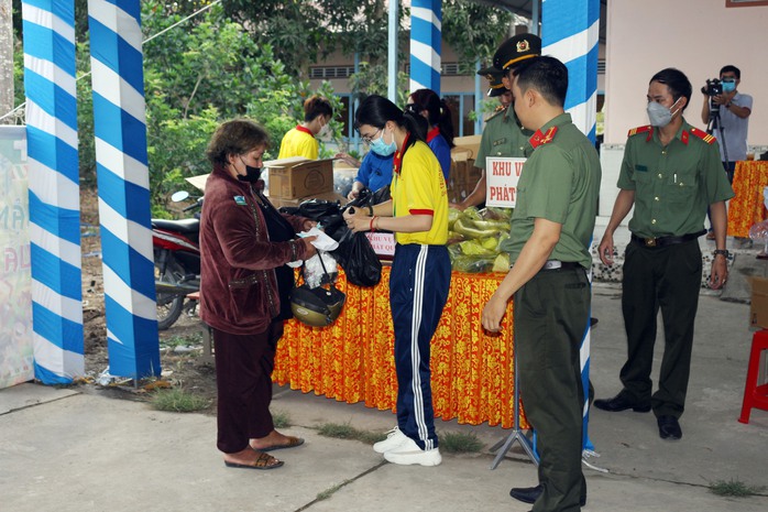 Khám bệnh cho người nghèo có hoàn cảnh khó khăn ở Vĩnh Long - Ảnh 4.