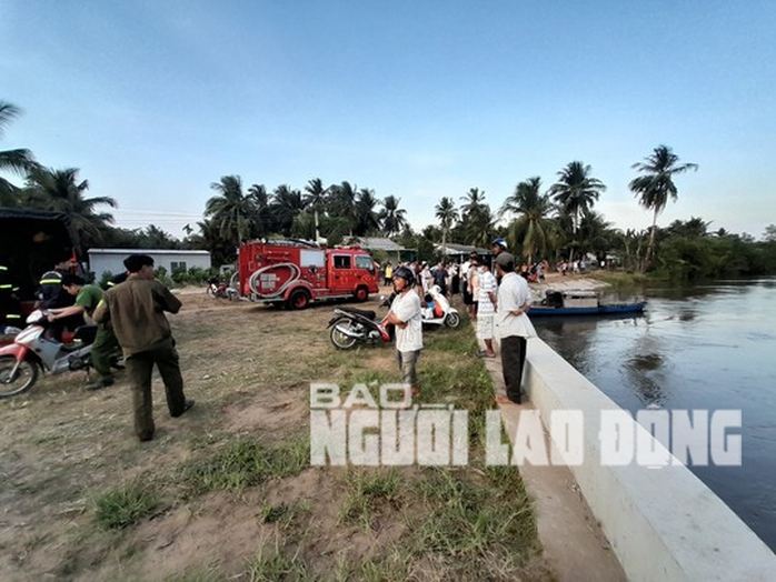 CLIP: Nỗ lực lặn tìm thi thể người đàn ông bị đuối nước ở Vĩnh Long - Ảnh 2.