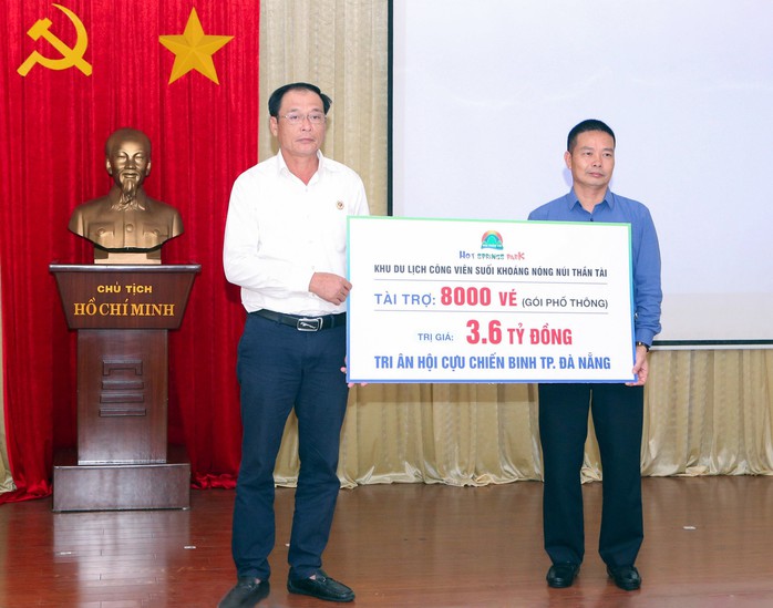 DHC trao tặng hơn 8.000 vé tham quan cho Hội Cựu Chiến Binh Đà Nẵng - Ảnh 1.