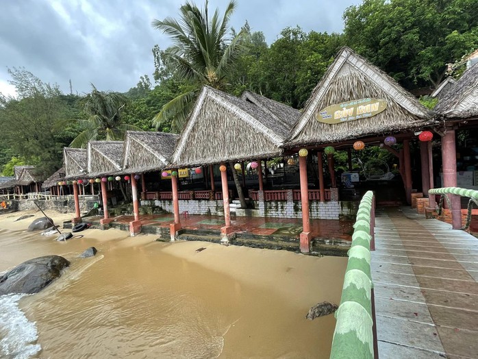 Hai nhà hàng nổi tiếng ở Sơn Trà buộc tháo dỡ vì xây dựng trái phép - Ảnh 1.