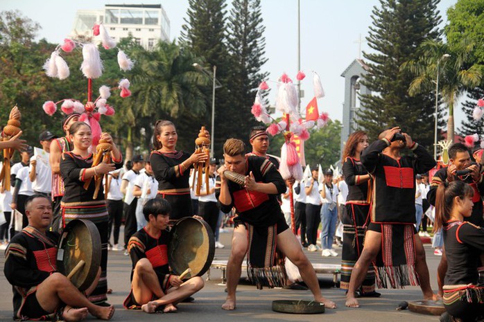 Hoa hậu và siêu xe hội tụ ở Lễ hội cà phê Buôn Ma Thuột - Ảnh 2.