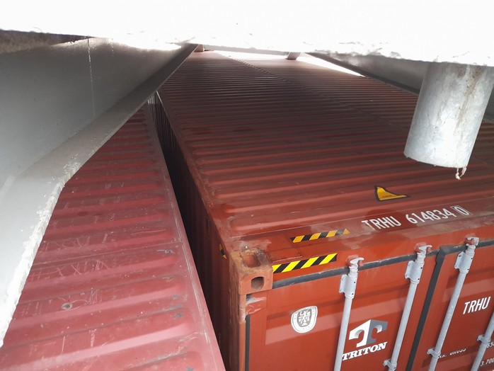 Cận cảnh sà lan chở 27 container kẹt dưới gầm cầu Mang Thít - Ảnh 2.