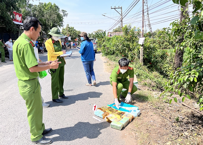 Công an truy đuổi theo chiếc ôtô nghi vấn, bắt được 2 đối tượng phạm pháp - Ảnh 3.