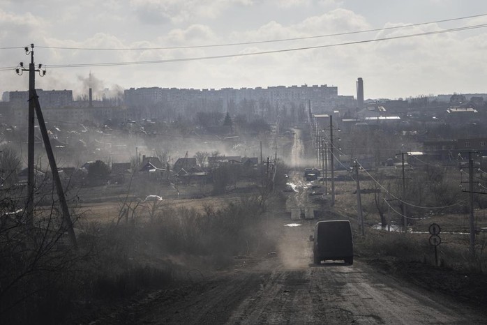 Khủng hoảng Ukraine: Hỏa lực đốt nóng Bakhmut, chảo lửa bị cô lập - Ảnh 1.