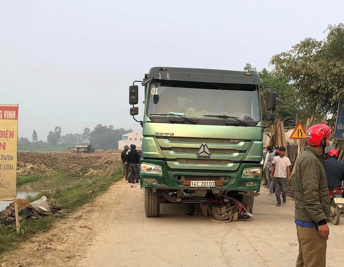 Ba mẹ con tử vong trên đường đi học - Ảnh 1.