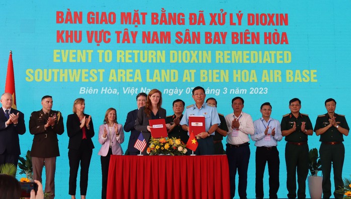 Bàn giao 30.000m2  đất sân bay Biên Hòa đã được xử lý dioxin - Ảnh 1.