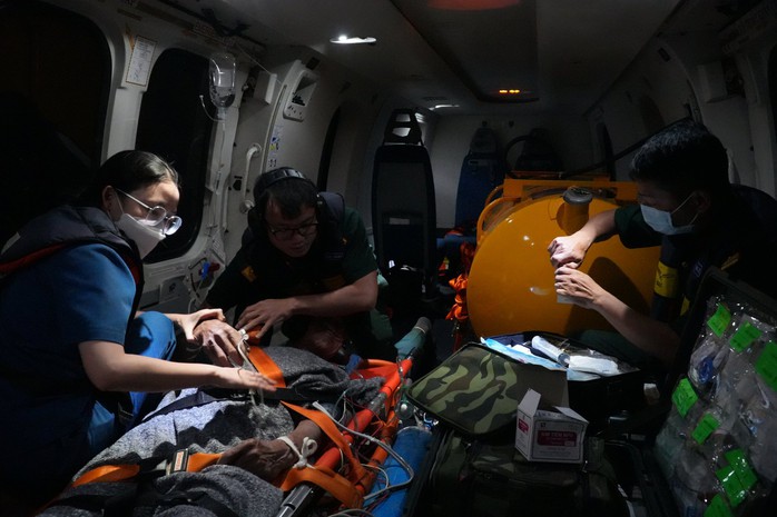 Trực thăng bay gần mặt biển đưa bệnh nhân đột quỵ từ đảo về đất liền cấp cứu - Ảnh 1.