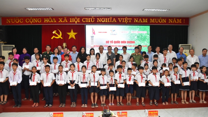 15.000 lá cờ Tổ quốc và 300 suất học bổng đến với Long An - Ảnh 7. 15.000 lá cờ Tổ quốc và 300 suất học bổng đến với Long bóng đá tỷ lệ kèo nhà cái - Ảnh 7.