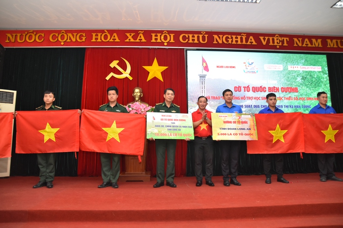 15.000 lá cờ Tổ quốc và 300 suất học bổng đến với Long An - Ảnh 2. 15.000 lá cờ Tổ quốc và 300 suất học bổng đến với Long bóng đá tỷ lệ kèo nhà cái - Ảnh 2.