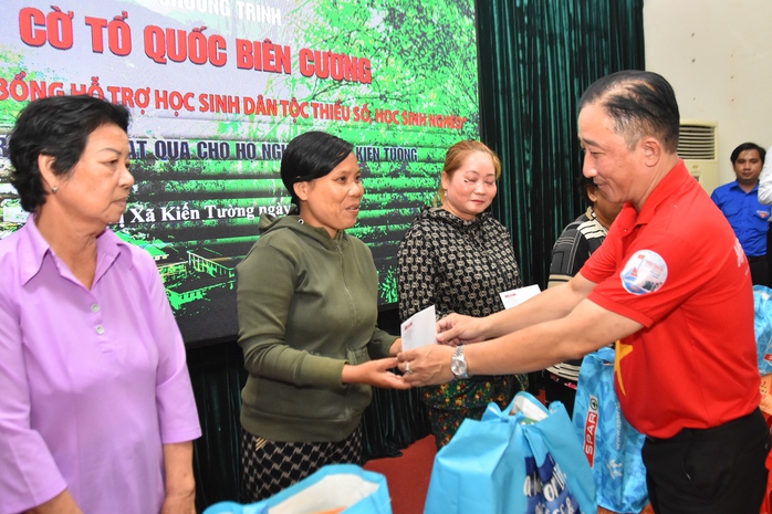 15.000 lá cờ Tổ quốc và 300 suất học bổng đến với Long An - Ảnh 8. 15.000 lá cờ Tổ quốc và 300 suất học bổng đến với Long bóng đá tỷ lệ kèo nhà cái - Ảnh 8.