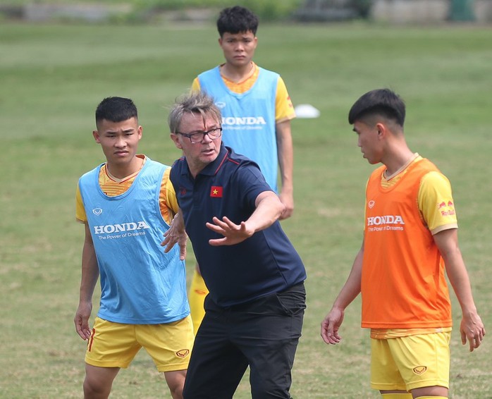 HLV Troussier: “Có 14, 15 cầu thủ U20 Việt Nam vào danh sách SEA Games 32” - Ảnh 2.