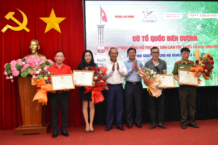 15.000 lá cờ Tổ quốc và 300 suất học bổng đến với Long An - Ảnh 10. 15.000 lá cờ Tổ quốc và 300 suất học bổng đến với Long bóng đá tỷ lệ kèo nhà cái - Ảnh 10.