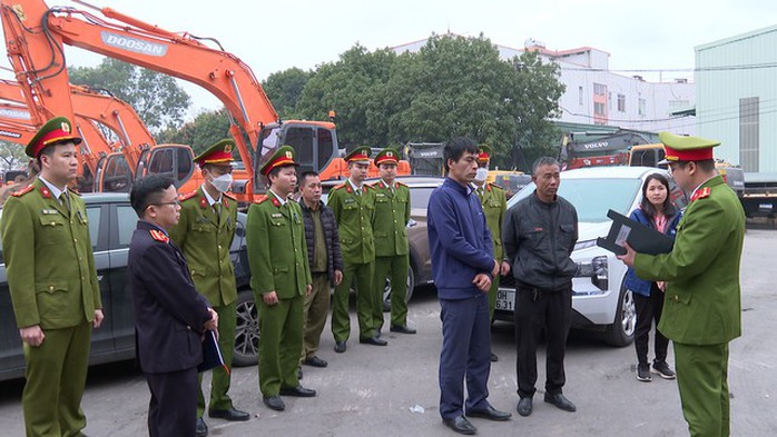 Bắt giám đốc, phó giám đốc trung tâm đăng kiểm nhận hối lộ - Ảnh 1.