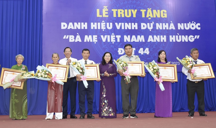 TP HCM tổ chức lễ truy tặng danh hiệu Bà Mẹ Việt Nam Anh hùng - Ảnh 1.