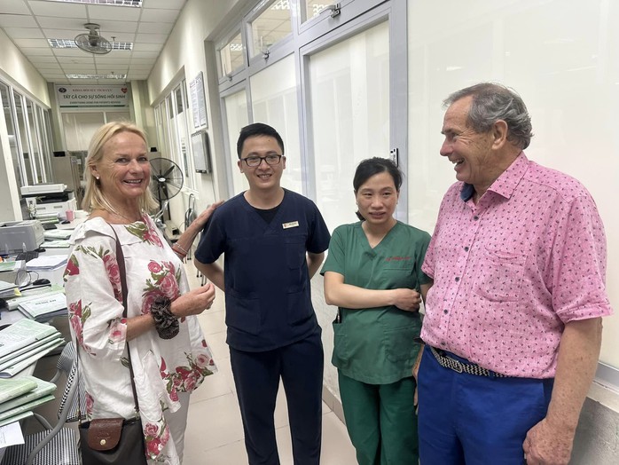 Nữ y tá người Anh mắc COVID-19 cùng chồng trở lại Việt Nam cảm ơn bác sĩ - Ảnh 1.