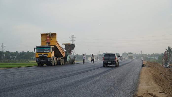 Tỉnh Bình Thuận kiến nghị Chính phủ tháo gỡ vướng mắc gian hạn mỏ đất thi công cao tốc - Ảnh 1.