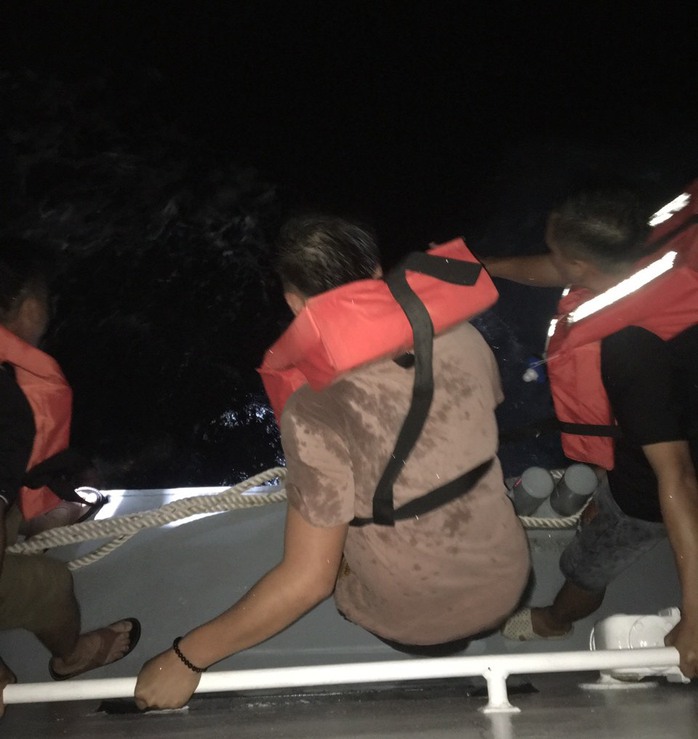Vụ chìm 2 sà lan trên biển Phú Quý: Cứu 2 nạn nhân, điều trực thăng tìm 2 người còn lại - Ảnh 1.