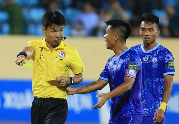Vua áo đen Trương Hồng Vũ vắng mặt ở vòng 6 V-League 2023 - Ảnh 2.