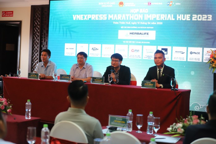 Hơn 10.000 vận động viên tham gia giải chạy VnExpress Marathon Imperial Hue 2023 - Ảnh 1.