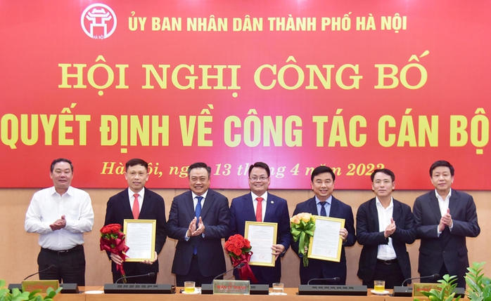 Chủ tịch Trần Sỹ Thanh trao 3 quyết định về công tác cán bộ - Ảnh 1.