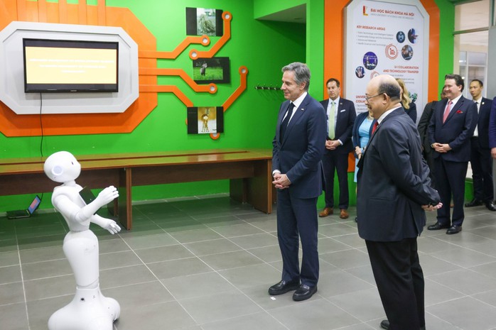 Ngoại trưởng Mỹ Antony Blinken dự khán trận đấu robot của sinh viên Việt Nam - Ảnh 1.