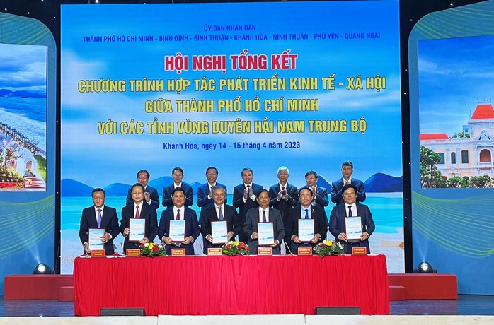 Ký kết hợp tác giữa TP HCM với 6 tỉnh duyên hải Nam Trung Bộ - Ảnh 7.