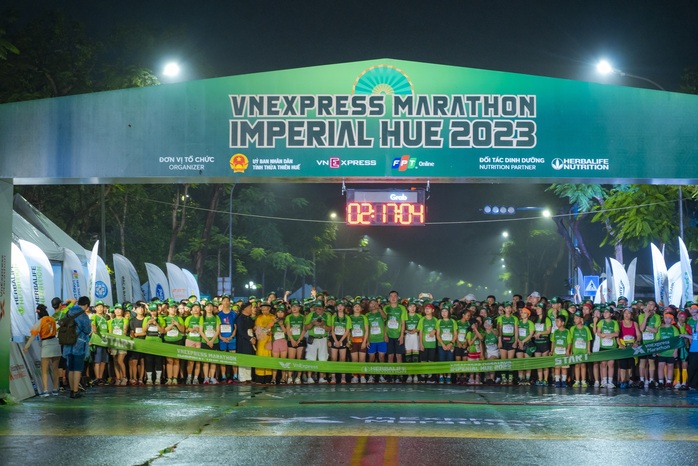 Huế náo nhiệt với giải chạy VnExpress Marathon Imperial Hue 2023 - Ảnh 1.