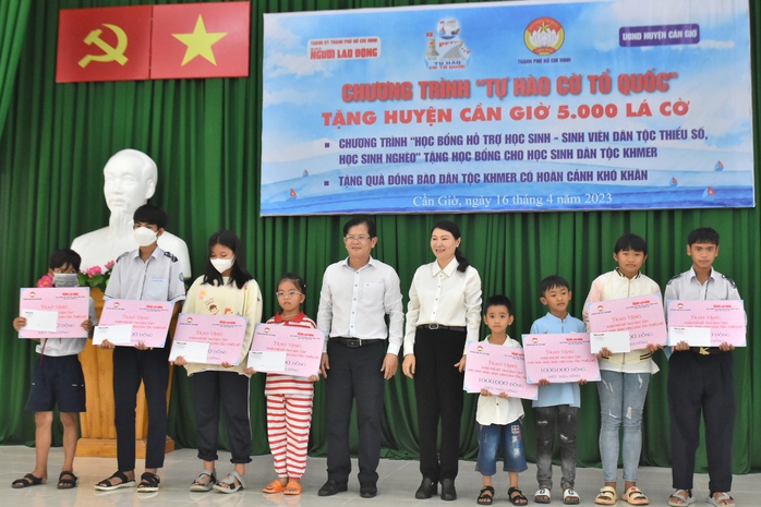 5.000 lá cờ Tổ quốc cùng học bổng đến với đồng bào Khmer tại Cần Giờ - Ảnh 6.