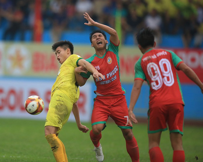 HLV CLB Bình Phước bị chỉ trích vì hành vi phi thể thao - Ảnh 2.