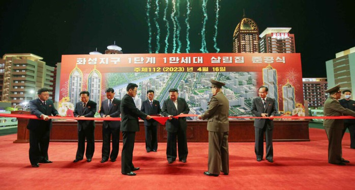 Triều Tiên khánh thành 10.000 ngôi nhà hiện đại ở thủ đô - Ảnh 1.