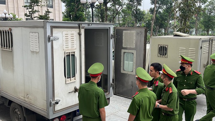 Cựu giám đốc BV Tim Hà Nội Nguyễn Quang Tuấn mặc áo xanh tới tòa trên xe đặc chủng - Ảnh 4.