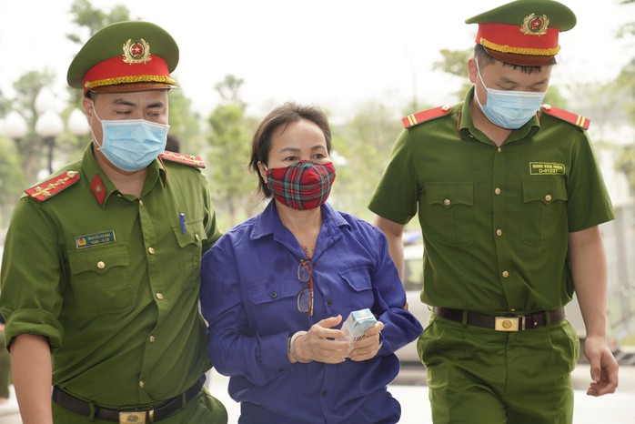 Cựu giám đốc BV Tim Hà Nội Nguyễn Quang Tuấn mặc áo xanh tới tòa trên xe đặc chủng - Ảnh 3.