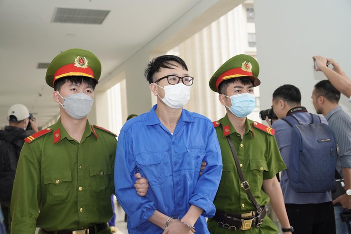 Cựu giám đốc BV Tim Hà Nội Nguyễn Quang Tuấn mặc áo xanh tới tòa trên xe đặc chủng - Ảnh 5.
