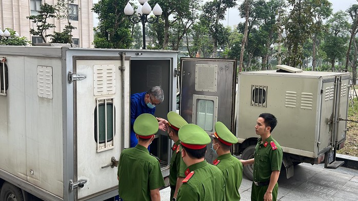 Cựu giám đốc BV Tim Hà Nội Nguyễn Quang Tuấn mặc áo xanh tới tòa trên xe đặc chủng - Ảnh 7.