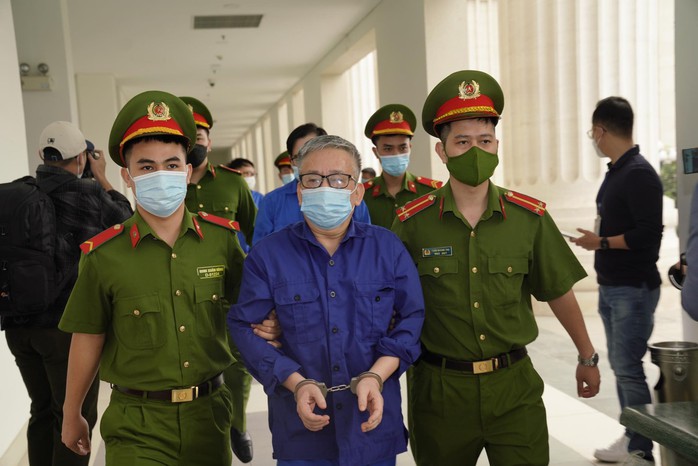 Cựu giám đốc BV Tim Hà Nội Nguyễn Quang Tuấn mặc áo xanh tới tòa trên xe đặc chủng - Ảnh 6.