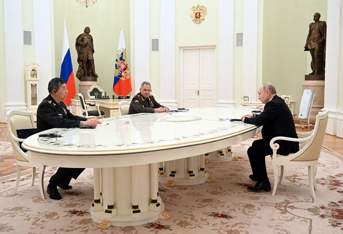 Tổng thống Vladimir Putin gặp bộ trưởng quốc phòng Trung Quốc - Ảnh 1.