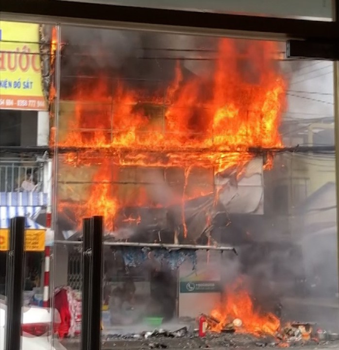 CLIP: Hiện trường vụ cháy nhà dữ dội ở Kiên Giang - Ảnh 3.