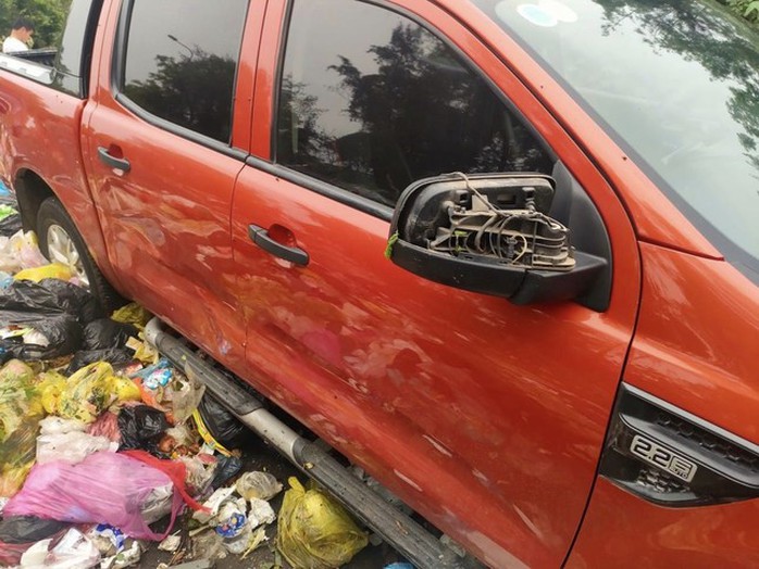 Mang ôtô đi rửa ở garage, hôm sau phát hiện xe bị hư hỏng tại bãi rác - Ảnh 2.