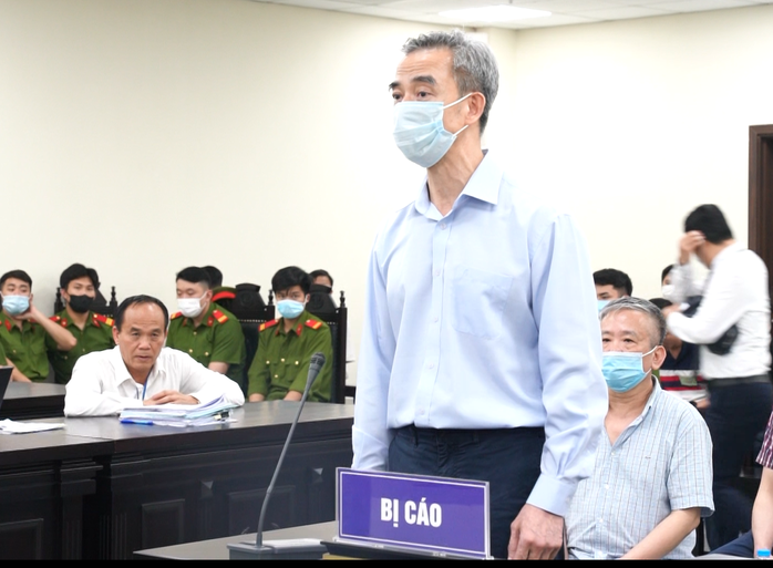 Nói lời sau cùng, bị cáo Nguyễn Quang Tuấn mong sớm trở về đóng góp cho ngành tim mạch - Ảnh 1.