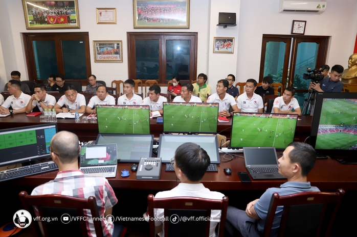 VFF, VPF gấp rút chuẩn bị đưa VAR vào V-League - Ảnh 1.