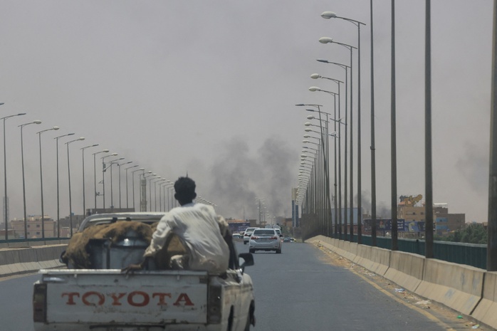 Sudan giữa tơi bời lửa đạn, đại sứ EU bị tấn công - Ảnh 1.