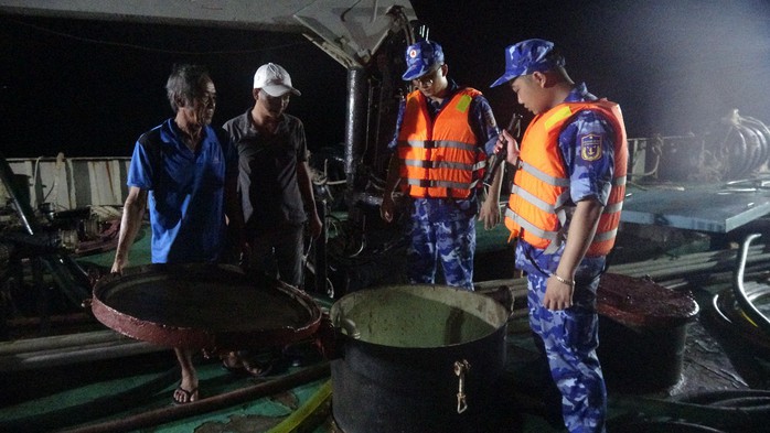 Vùng Cảnh sát biển 4 bắt giữ tàu vận chuyển trái phép 480.000 lít dầu - Ảnh 1.