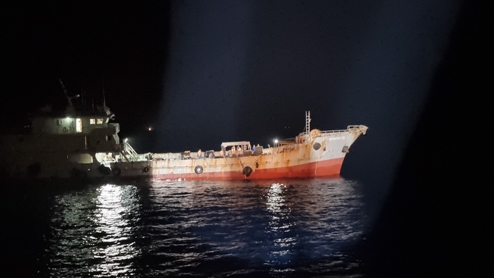 Vùng Cảnh sát biển 4 bắt giữ tàu vận chuyển trái phép 480.000 lít dầu - Ảnh 2.