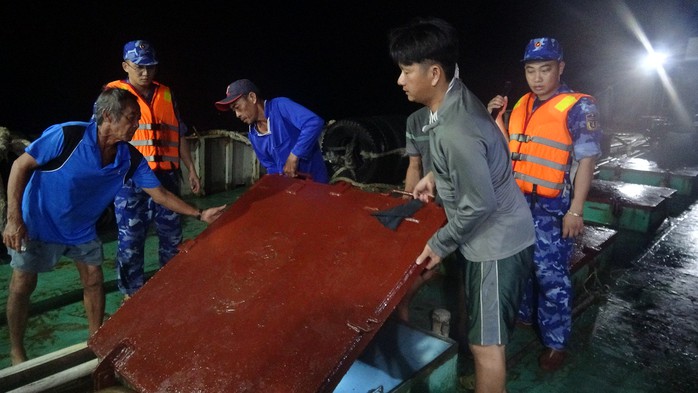 Vùng Cảnh sát biển 4 bắt giữ tàu vận chuyển trái phép 480.000 lít dầu - Ảnh 3.