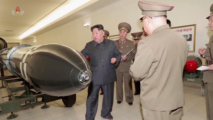 Lãnh đạo Triều Tiên ra lệnh phóng vệ tinh do thám đầu tiên - Ảnh 1.