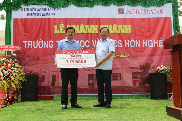 Agribank tài trợ 12 tỉ đồng xây dựng 2 ngôi trường ở Kiên Giang - Ảnh 1.